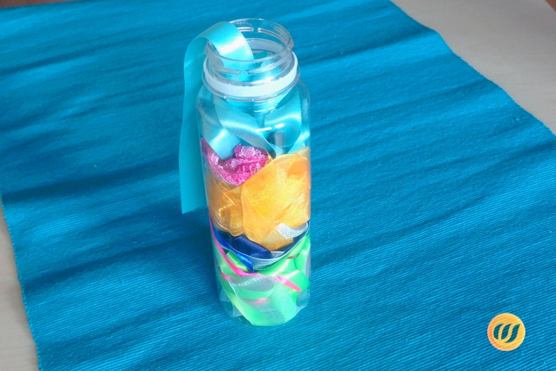 Flasche mit Bändern