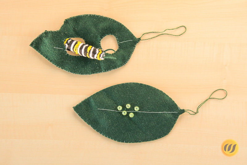 Die Raupe frisst sich durch das Blatt