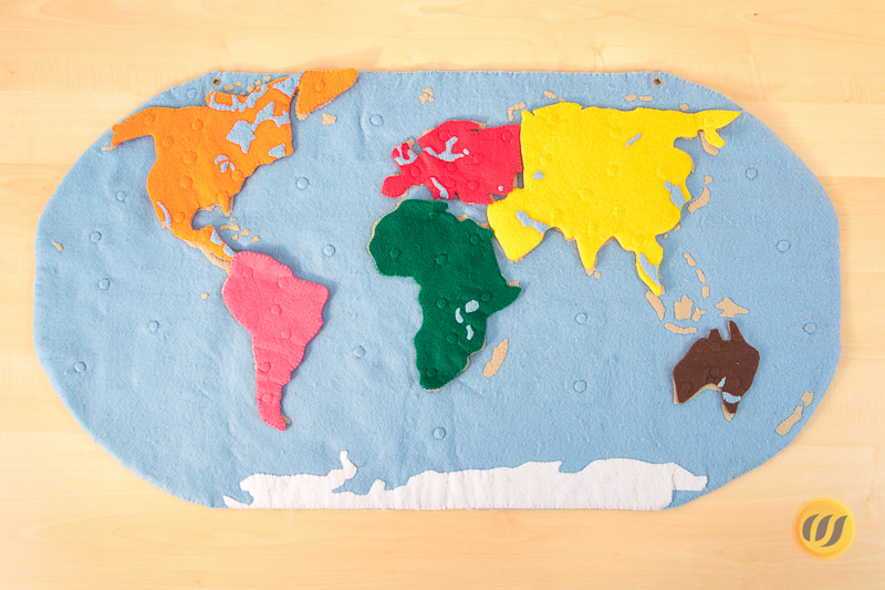 Weltkarte aus Filz mit bunten Kontinenten in Montessorifarben