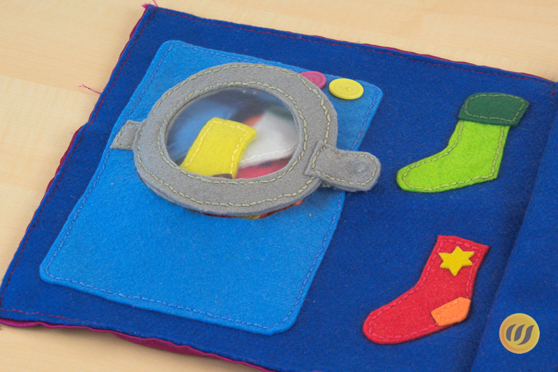 Die geschlossene Waschmaschine mit ein paar Socken