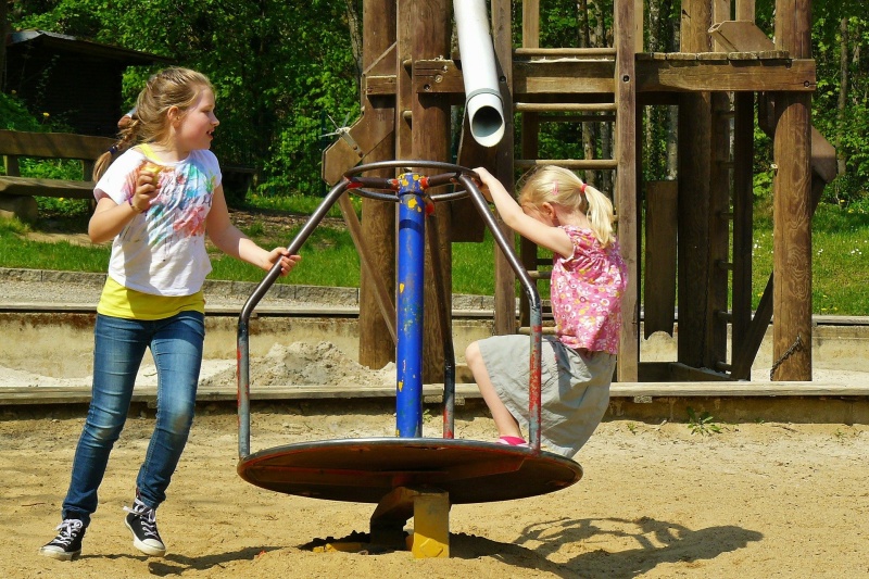 Kinder am Karussell