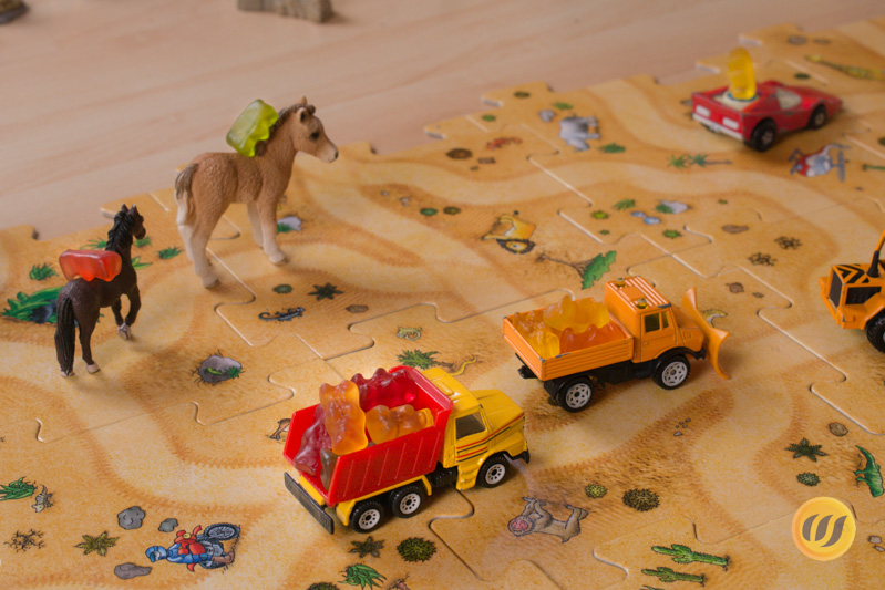 Ein Gummibärchen fährt ein Spielzeugauto