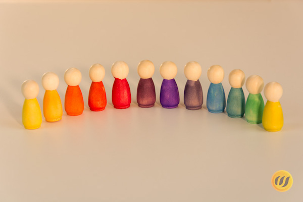 Figuren in Regenbogenfarben