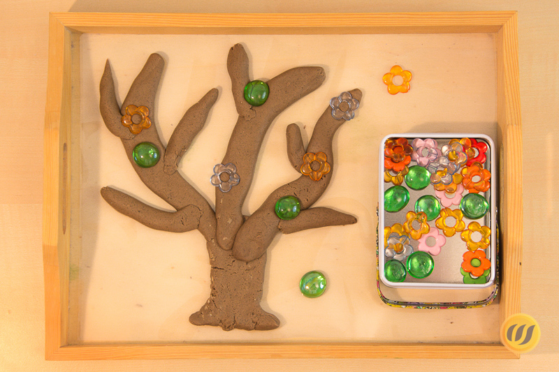 Ein Baum aus Knete bekommt Blüten und Blätter