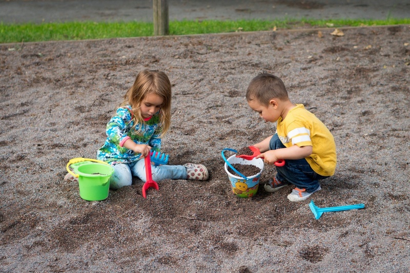Kinder spielen im Sandkasten