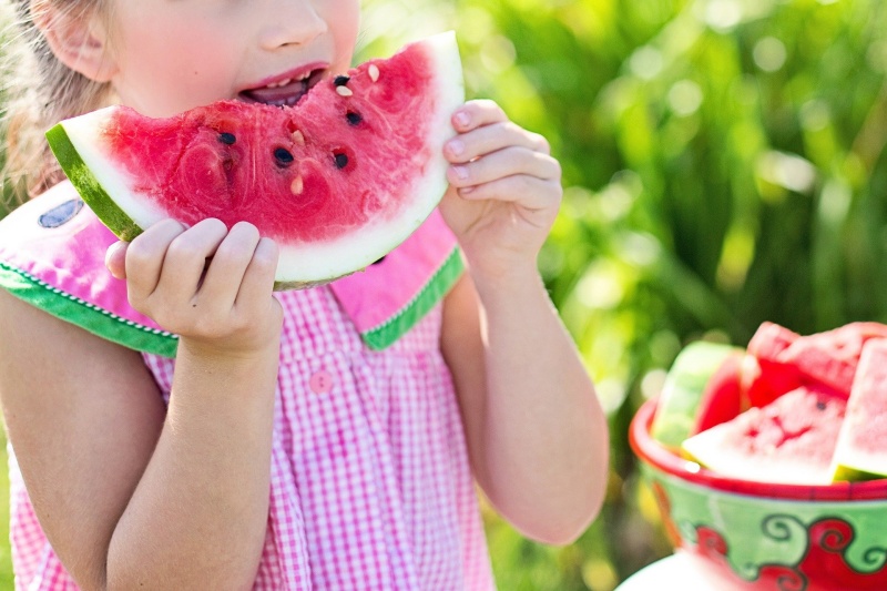 Ein Kind isst eine Wassermelone