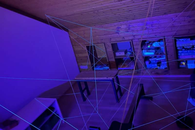Laserlabyrinth mit Schwarzlicht