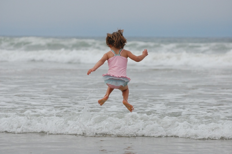 Ein Kind hüpft über die Wellen